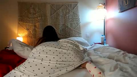 Snapshot of chillwithcamii chatting on 11-25-25, 09:31 yoursensualparadise online show from 11-25-25, 09:31