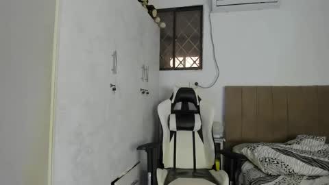 Snapshot of chloe_evans21 chatting on 03-06-25, 10:15 chloe online show from 03-06-25, 10:15