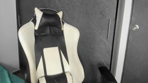 Snapshot of chloe_evans21 chatting on 10-24-25, 10:17 chloe online show from 10-24-25, 10:17