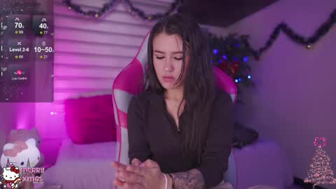 CLOE  online show from 12-17-25, 05:08