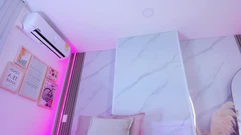 Snapshot of chlooee_ chatting on 01-07-25, 01:35 Chlooe online show from 01-07-25, 01:35