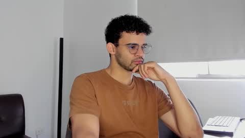 Snapshot of chrisandrew_ chatting on 10-21-25, 02:40 Im Chirs IM MODEL INDEPENDT online show from 10-21-25, 02:40