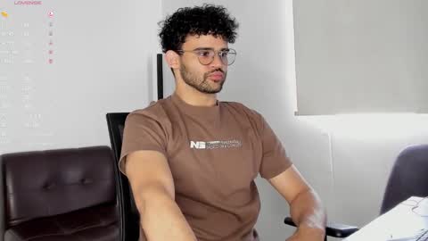 Im Chirs IM MODEL INDEPENDT online show from 10-27-25, 06:56