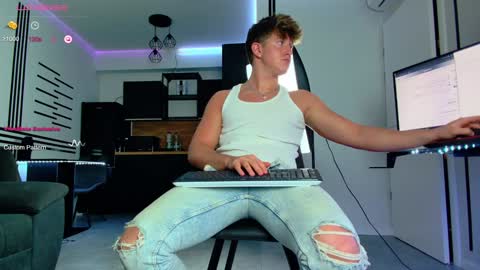 Snapshot of christianlevine_ chatting on 01-03-25, 07:07 UPVOTE ME ------ ILL DO SOMETHING FOR FREE online show from 01-03-25, 07:07