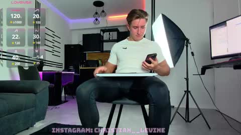 Snapshot of christianlevine_ chatting on 02-09-25, 06:58 UPVOTE ME ------ ILL DO SOMETHING FOR FREE online show from 02-09-25, 06:58