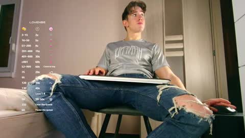 Snapshot of christianlevine_ chatting on 12-01-25, 04:39 UPVOTE ME ------ ILL DO SOMETHING FOR FREE online show from 12-01-25, 04:39