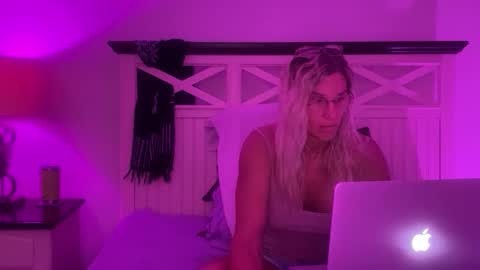 Snapshot of christinabruce chatting on 10-03-25, 04:59 Chris Tina Bruce online show from 10-03-25, 04:59