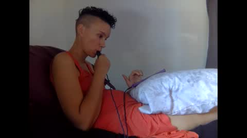 Christina Saunters online show from 10-11-25, 06:28