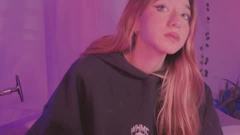 Snapshot of cinderella_lewis chatting on 09-24-25, 04:38 Sofi Eva and Mey online show from 09-24-25, 04:38