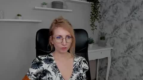 Snapshot of cinderellamoon chatting on 02-18-26, 06:42 Cinderella online show from 02-18-26, 06:42