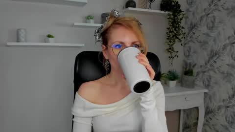 Snapshot of cinderellamoon chatting on 02-20-26, 06:48 Cinderella online show from 02-20-26, 06:48