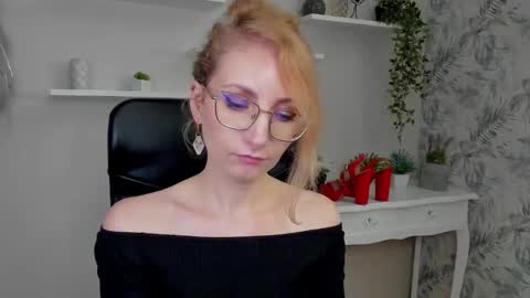 Snapshot of cinderellamoon chatting on 02-27-26, 06:35 Cinderella online show from 02-27-26, 06:35