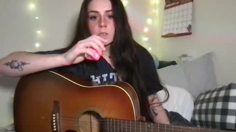 Snapshot of cinnamonpeaches chatting on 02-07-25, 05:31 Carmen online show from 02-07-25, 05:31