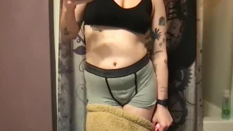 Snapshot of cinnamonpeaches chatting on 02-11-25, 01:31 Carmen online show from 02-11-25, 01:31