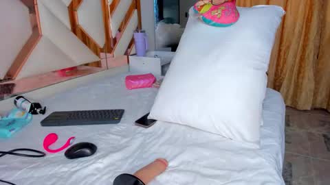 Snapshot of cintiavega chatting on 10-03-25, 12:24 Cintia online show from 10-03-25, 12:24