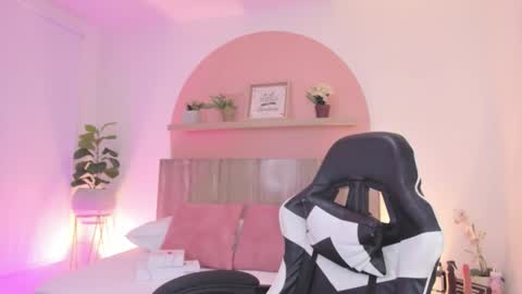 Snapshot of clara_lu chatting on 02-19-26, 02:40 C L A R A online show from 02-19-26, 02:40