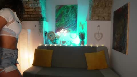 Clara smile online show from 01-28-25, 07:32