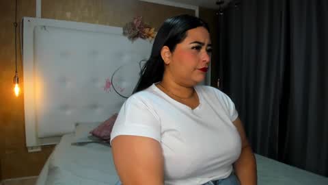 Snapshot of clarigil chatting on 01-16-25, 01:04 clarigil online show from 01-16-25, 01:04