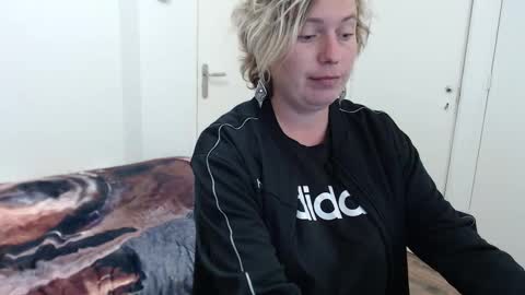 Syl  online show from 11-19-25, 03:12