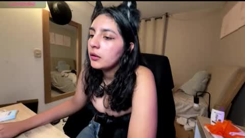 cloe small online show from 10-30-25, 01:40