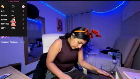 cloe small online show from 10-31-25, 02:23