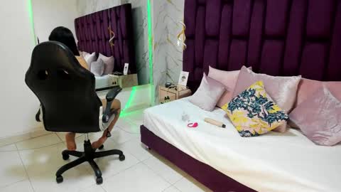 Snapshot of cloe_spencer chatting on 10-21-25, 05:24 Cloe online show from 10-21-25, 05:24