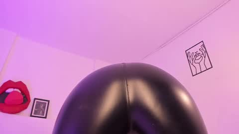 Snapshot of cloehonney chatting on 03-12-25, 08:10 cloe online show from 03-12-25, 08:10