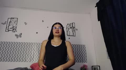 Snapshot of cloehonney chatting on 09-23-25, 06:33 cloe online show from 09-23-25, 06:33
