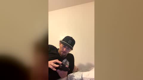 Snapshot of cloudyydayzz chatting on 02-11-26, 04:39 tallhungandcloudy online show from 02-11-26, 04:39