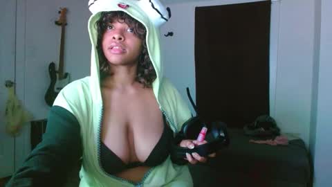 Snapshot of cnc_cutiexx chatting on 10-20-25, 03:51 Sweet baby  online show from 10-20-25, 03:51