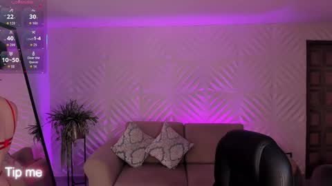 Snapshot of corinnerusso chatting on 10-28-25, 04:27 Corinne Russo online show from 10-28-25, 04:27