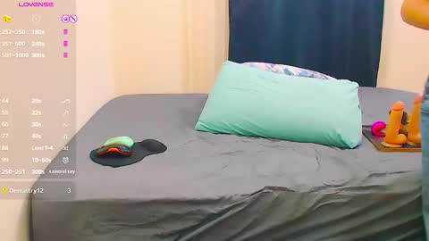 Snapshot of crazycouple034 chatting on 02-06-25, 12:05 crazycouple034 online show from 02-06-25, 12:05