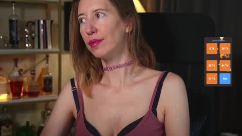 Snapshot of creme_dela_creme chatting on 10-24-25, 05:42 Quinn de la Creme online show from 10-24-25, 05:42