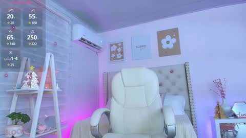 Snapshot of cristal_bunny chatting on 12-28-24, 12:15 Cristal online show from 12-28-24, 12:15