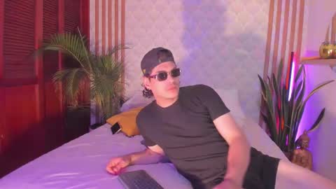 Snapshot of cristianblaze_pamelareal chatting on 11-19-25, 07:19 Cris Pame online show from 11-19-25, 07:19