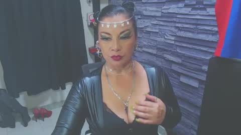 Snapshot of cruela_deviil chatting on 09-12-25, 01:17 cruela_deviil online show from 09-12-25, 01:17