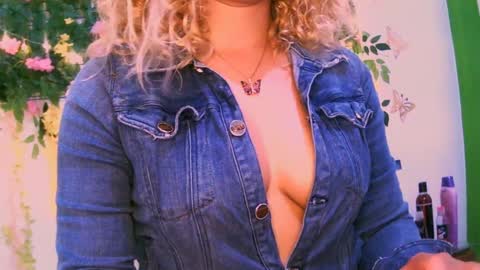 Snapshot of crysrus chatting on 12-24-24, 12:11 crysrus online show from 12-24-24, 12:11
