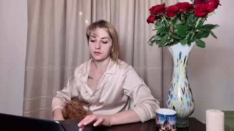Snapshot of crystalfever_ chatting on 08-04-26, 08:33 Mary online show from 08-04-26, 08:33