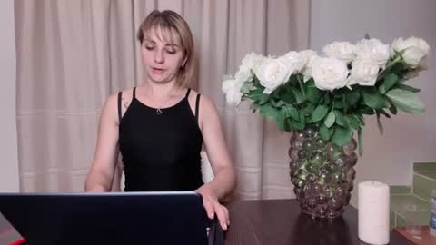 Snapshot of crystalfever_ chatting on 08-06-26, 08:44 Mary online show from 08-06-26, 08:44
