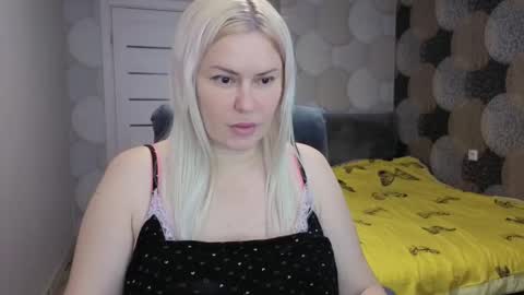 CrystallEyessq online show from 10-26-25, 03:01