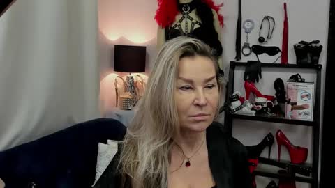 Snapshot of crystalxohotty chatting on 01-05-25, 07:38 CrystalHotty online show from 01-05-25, 07:38