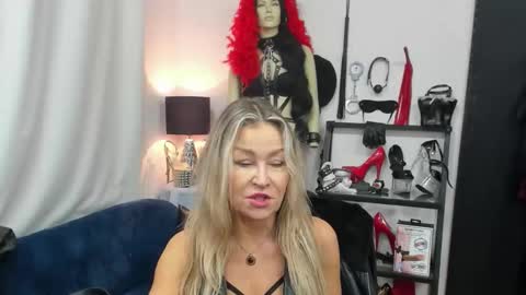 Snapshot of crystalxohotty chatting on 10-22-25, 04:35 CrystalHotty online show from 10-22-25, 04:35