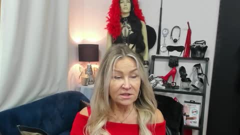 Snapshot of crystalxohotty chatting on 10-27-25, 05:33 CrystalHotty online show from 10-27-25, 05:33