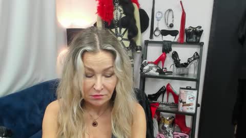 Snapshot of crystalxohotty chatting on 11-13-25, 06:12 CrystalHotty online show from 11-13-25, 06:12