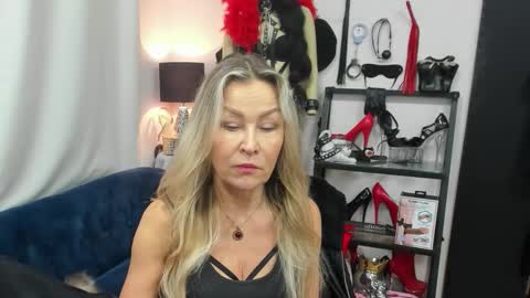 Snapshot of crystalxohotty chatting on 11-17-25, 06:19 CrystalHotty online show from 11-17-25, 06:19