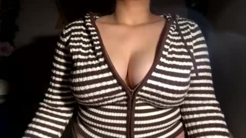 crystalyn777 online show from 12-01-25, 05:12