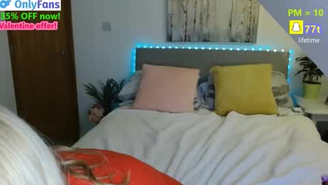 Snapshot of curiousneighbour chatting on 02-15-26, 10:50 FREE Instagram dancingneighbour online show from 02-15-26, 10:50