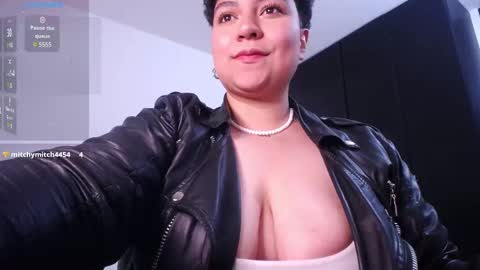 Snapshot of curly_cam_queen chatting on 12-12-24, 04:59 Bruna  online show from 12-12-24, 04:59