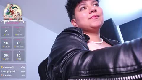 Snapshot of curly_cam_queen chatting on 12-22-24, 07:54 Bruna  online show from 12-22-24, 07:54