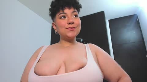 Snapshot of curly_cam_queen chatting on 01-16-25, 03:34 Bruna  online show from 01-16-25, 03:34